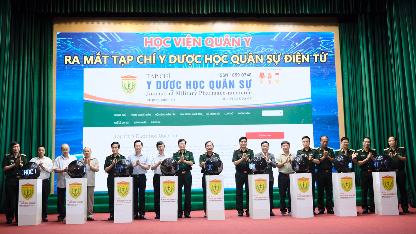 Thượng tướng Lê Huy Vịnh cùng đại diện lãnh đạo các cơ quan thực hiện nghi thức Lễ ra mắt Tạp chí Y dược học quân sự điện tử. Ảnh: Châu Linh