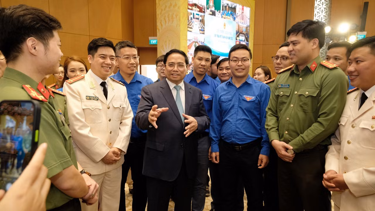 Thủ tướng Phạm Minh Chính trò chuyện với các đại biểu thanh niên tham dự Hội nghị đối thoại.