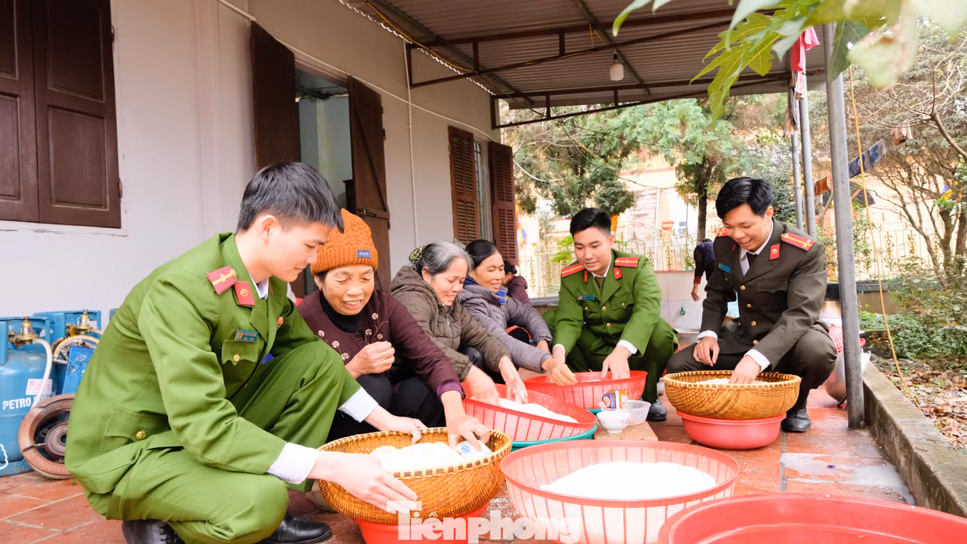 Dịp này, tuổi trẻ công an Ba Vì gói 300 chiếc bánh chưng gửi tặng người nghèo. Khoác trên mình sắc áo quân phục giản dị, người chiến sĩ công an nhân dân "gói trọn" cả tình quân dân trong từng chiếc bánh.
