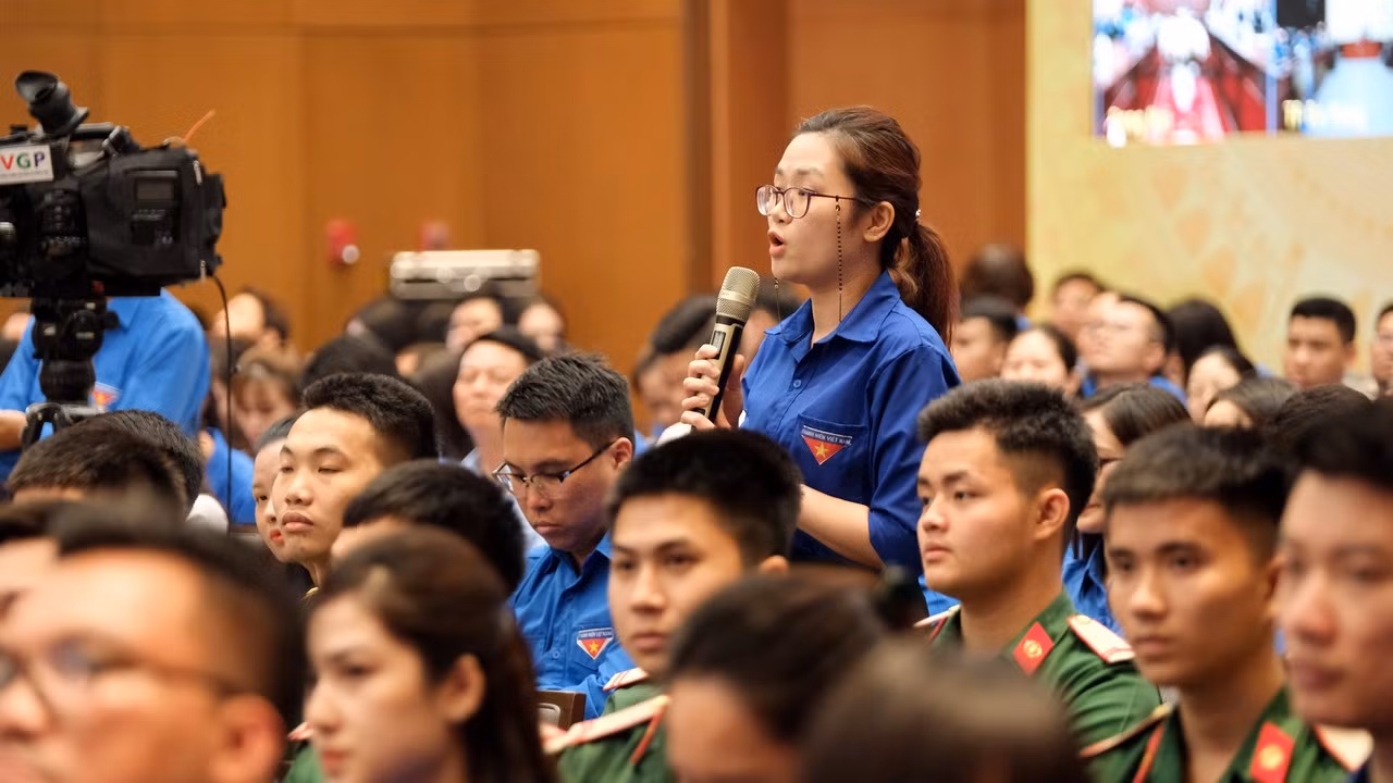 Đại biểu thanh niên sôi nổi đặt câu hỏi với Thủ tướng Chính phủ.
