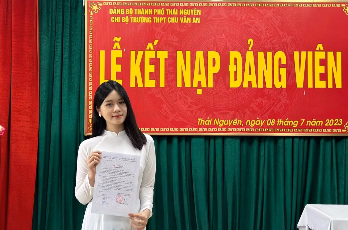 Thiên Ngân tại lễ kết nạp Đảng ngày 8/7. Ảnh: NVCC Thiên Ngân tại lễ kết nạp Đảng ngày 8/7. Ảnh: NVCC