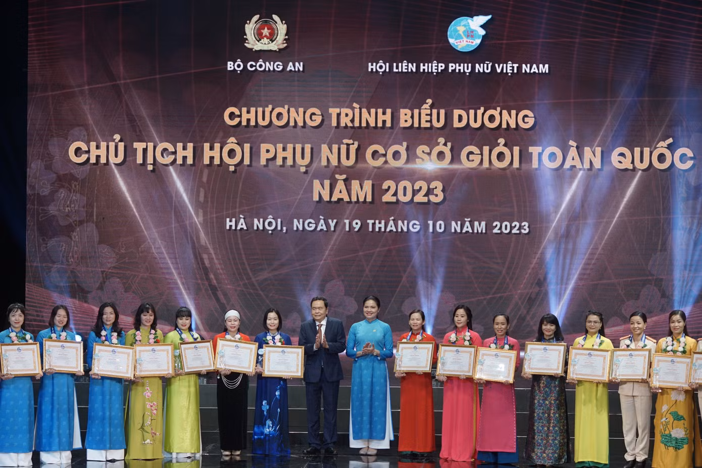 Các cán bộ Hội LHPN cơ sở tiêu biểu xuất sắc nhận bằng khen tại chương trình. Các cán bộ Hội LHPN cơ sở tiêu biểu xuất sắc nhận bằng khen tại chương trình.