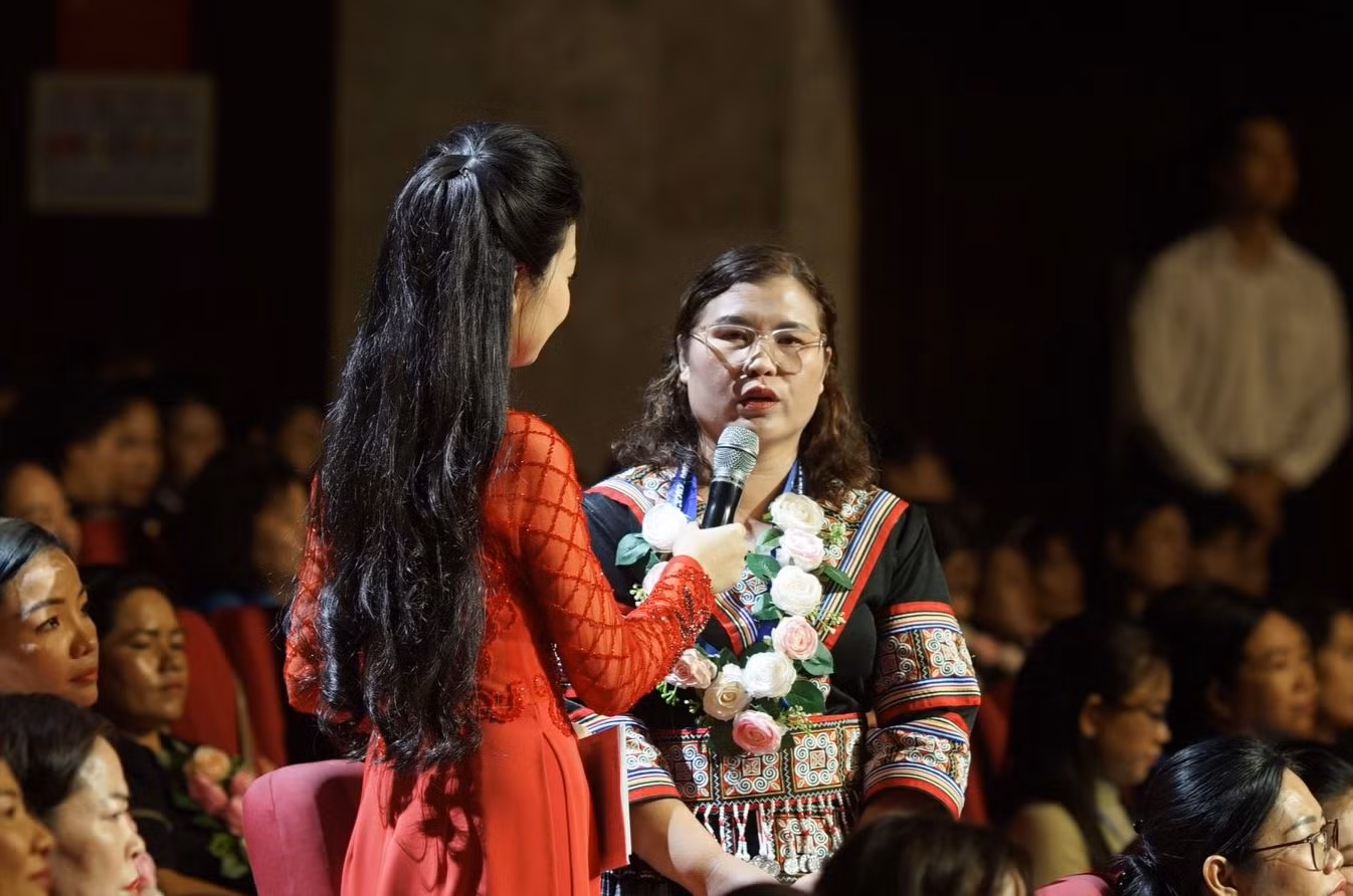Chị Giàng Thị Mo, dân tộc Mông, Chủ tịch Hội LHPN xã Chiềng Đen, thành phố Sơn La, tỉnh Sơn La giao lưu tại chương trình. Chị Giàng Thị Mo, dân tộc Mông, Chủ tịch Hội LHPN xã Chiềng Đen, thành phố Sơn La, tỉnh Sơn La giao lưu tại chương trình.