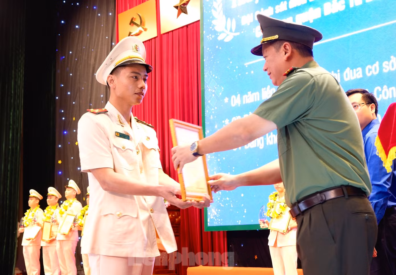 Gương mặt trẻ Công an Thủ đô tiêu biểu nhận bằng khen của lãnh đạo CA TP Hà Nội. Ảnh: Châu Linh.