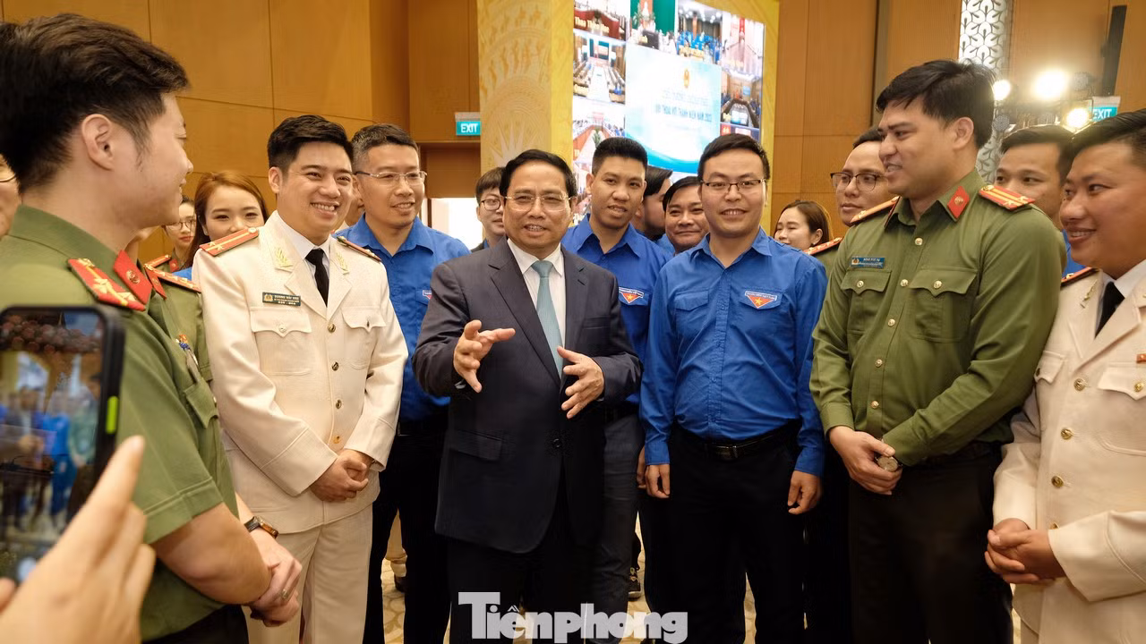 Thủ tướng Phạm Minh Chính trò chuyện với các đại biểu thanh niên tham dự Hội nghị đối thoại.