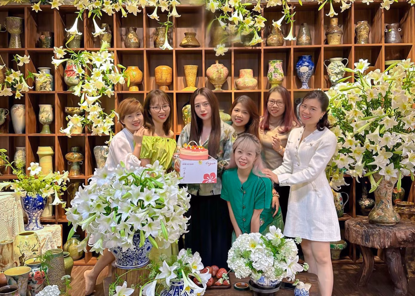 Chị Lưu Huyền Trang (SN 1988, làm quản lý tài chính ở Hà Nội) chia sẻ: "Mình cùng nhóm bạn đã tới tận vườn hoa loa kèn để đặt mua 2.200 bông nên có giá rẻ hơn bình thường. Để chào đón tháng Tư với nhiều năng lượng, chúng mình cùng tạo nên một không gian tràn ngập hoa loa kèn rực rỡ khoe sắc. Mình rất vui vì được bạn bè, người lạ, những người yêu hoa tìm đến phòng gốm tham quan và chụp ảnh".