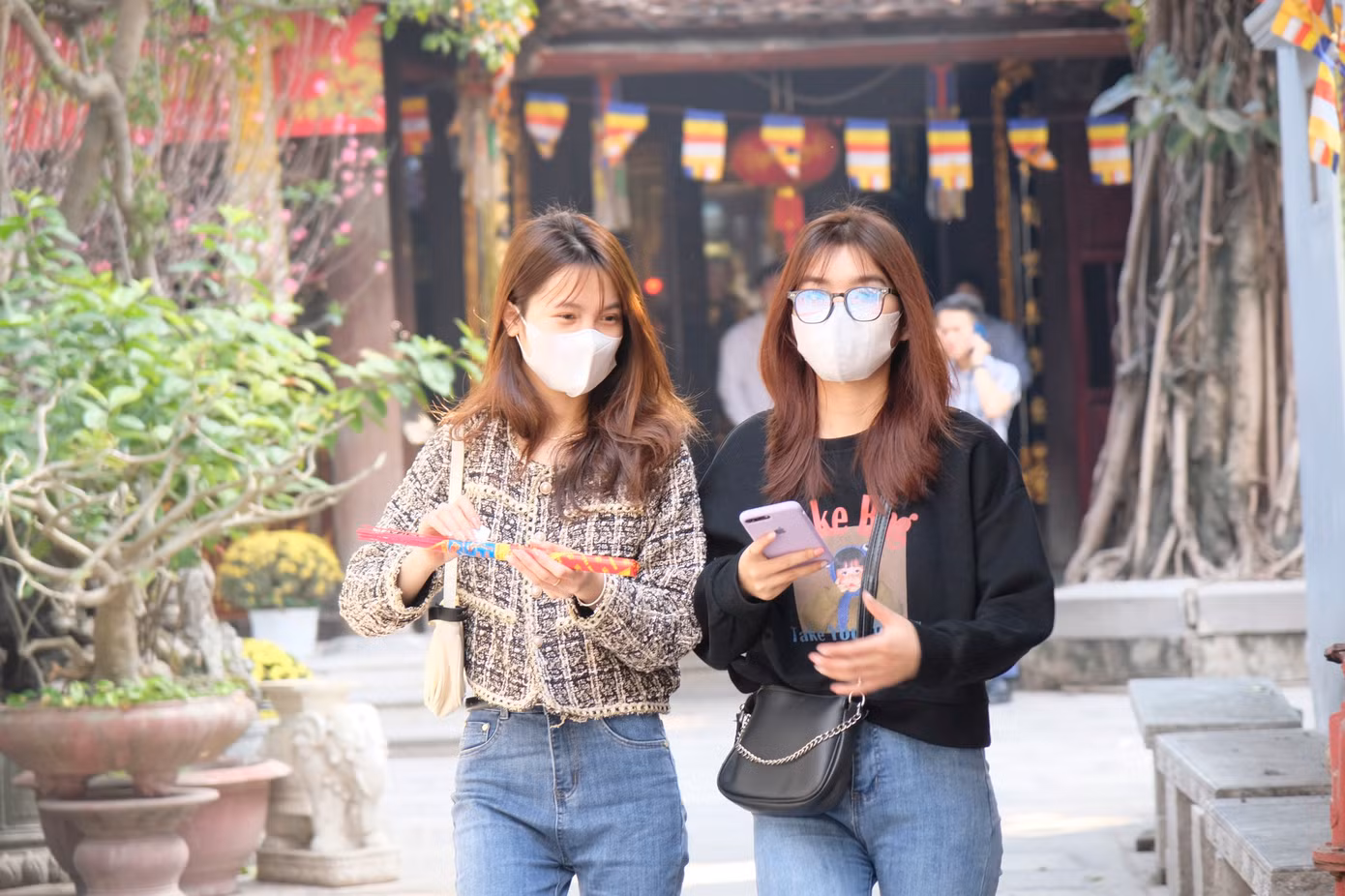 Chùa Hà không có truyền thuyết nào liên quan đến cầu tình duyên nhưng qua "truyền miệng", giới trẻ thường tìm đến đây như một chốn thiêng gửi gắm tâm tư sâu kín, "vá lành" những vết thương cũ đã qua, gieo hạt cho những mối duyên lành sắp tới. Với các cặp đôi yêu nhau, họ sẽ cầu cho tình cảm ngày càng khăng khít và sớm nên duyên vợ chồng.