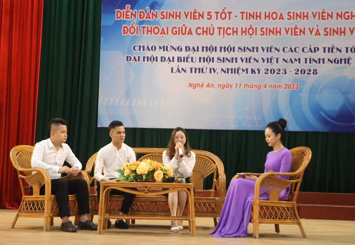 Diễn đàn là nơi để sinh viên giao lưu, giải đáp thắc mắc trên hành trình phát triển bản thân. Ảnh: Hội Sinh viên tỉnh Nghệ An