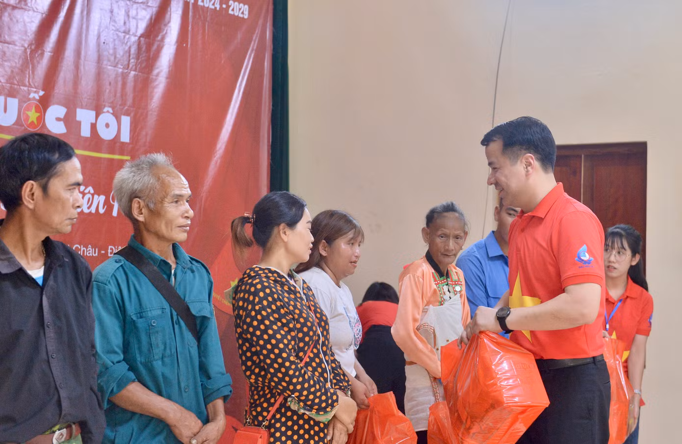 T.Ư Đoàn, T.Ư Hội LHTN Việt Nam trao tặng nhiều phần quà ý nghĩa cho đoàn viên, thanh niên, gia đình chính sách tại xã Nậm Pì, huyện Nậm Nhùn. T.Ư Đoàn, T.Ư Hội LHTN Việt Nam trao tặng nhiều phần quà ý nghĩa cho đoàn viên, thanh niên, gia đình chính sách tại xã Nậm Pì, huyện Nậm Nhùn.