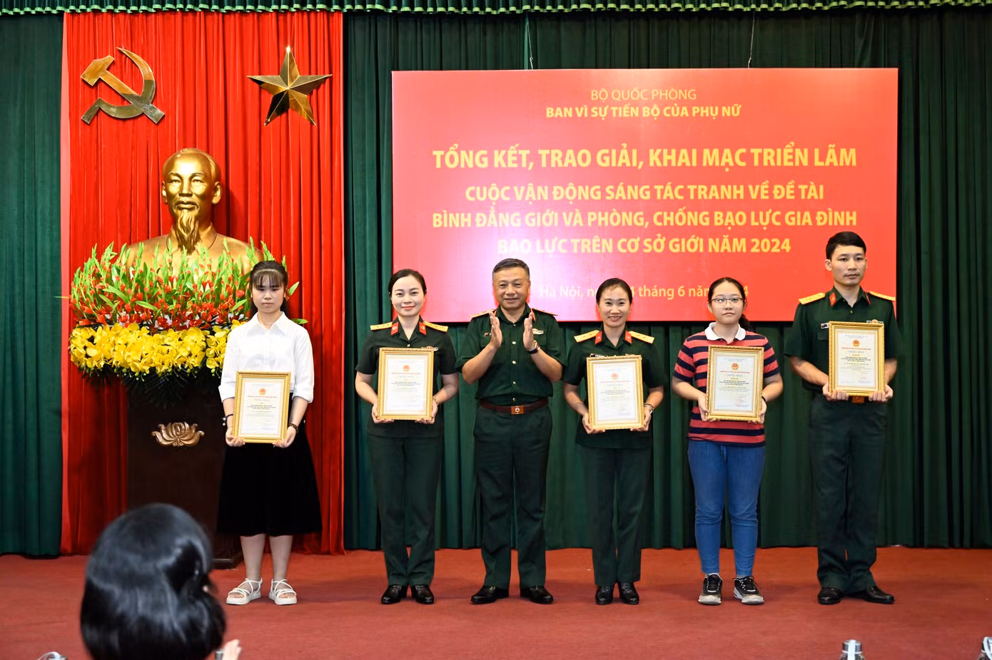 Các tác giả đạt giải Đặc biệt và giải A của cuộc vận động. Các tác giả đạt giải Đặc biệt và giải A của cuộc vận động.