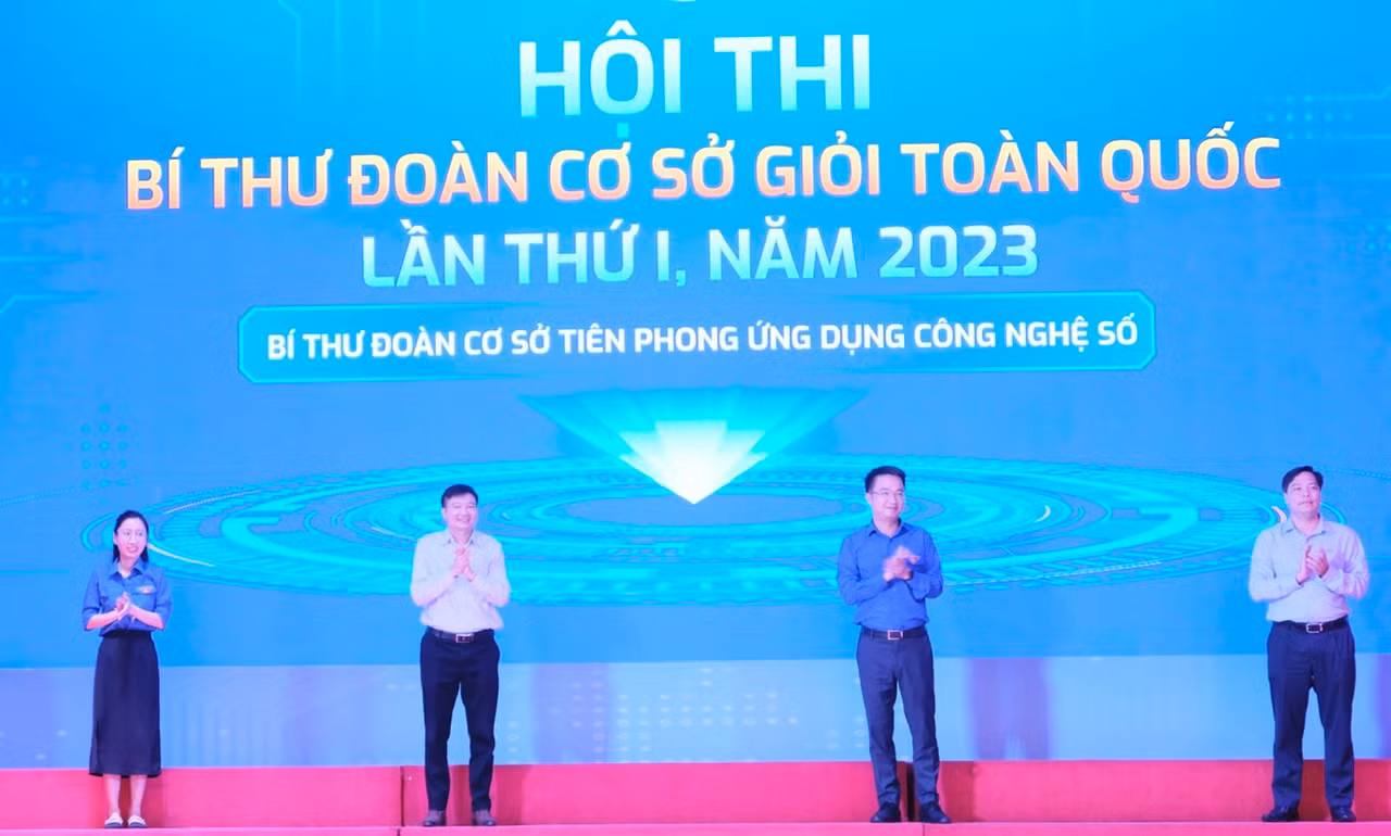 Các cán bộ Đoàn cơ sở tham gia vòng thi đầu tiên. Ảnh: C.Linh