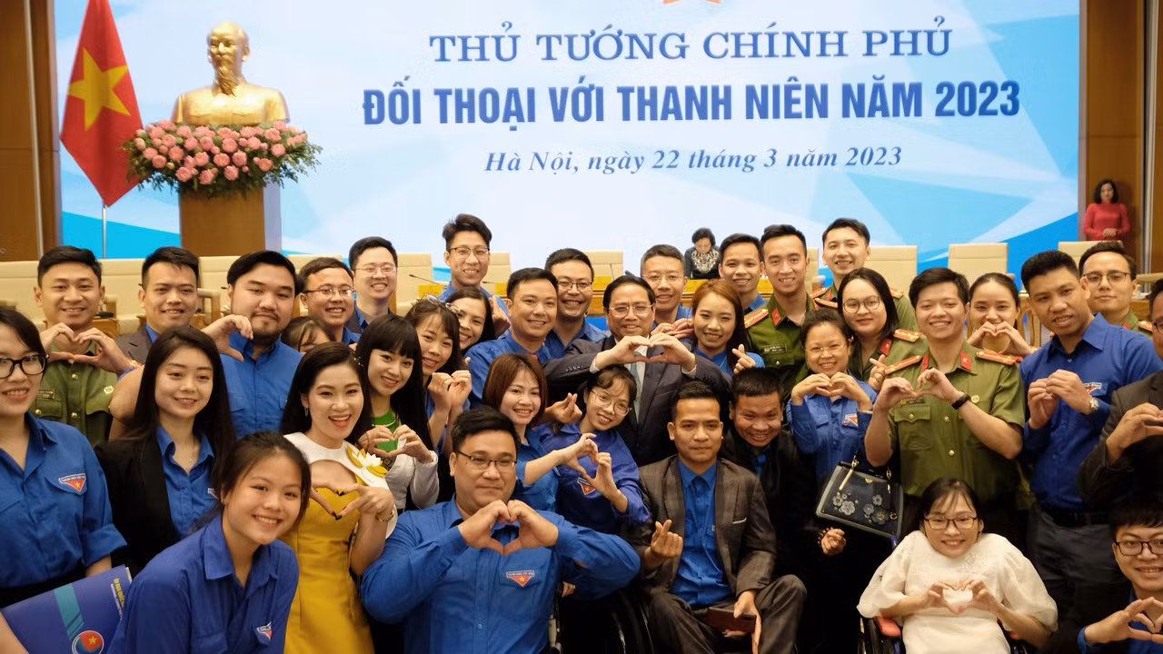 Thanh niên chụp ảnh lưu niệm cùng Thủ tướng Chính phủ.