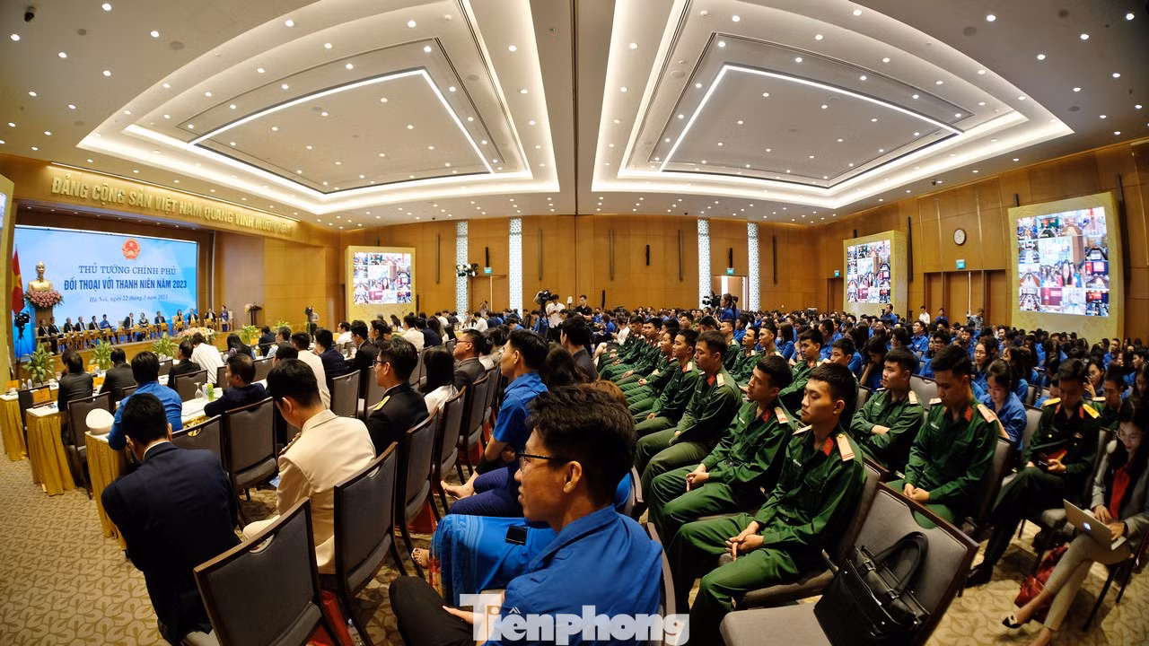 Cùng dự và đối thoại với Thủ tướng Chính phủ có các đồng chí Bộ trưởng các Bộ: Nội vụ, GD&amp;ĐT, LĐTB&amp;XH, VHTT&amp;DL, Y tế, TT&amp;TT, KH&amp;ĐT, KH&amp;CN, Ngoại giao, Xây dựng, và Bí thư thứ nhất Trung ương Đoàn TNCS Hồ Chí Minh. Dự Hội nghị còn có đại diện lãnh đạo các ban của Đảng, các ủy ban của Quốc hội, Ủy ban Trung ương MTTQ Việt Nam, Trung ương Hội Liên hiệp Phụ nữ Việt Nam, Tổng Liên đoàn Lao động Việt Nam, Hội Nông dân Việt Nam, Hội Cựu Chiến binh Việt Nam. Tại điểm cầu Văn phòng Chính phủ (Hà Nội) có sự tham dự của đại diện lãnh đạo các bộ, cơ quan ngang bộ, cơ quan thuộc Chính phủ và các cơ quan liên quan ở Trung ương, lãnh đạo một số ban của Đảng, một số ủy ban của Quốc hội, các tổ chức chính trị - xã hội cùng 400 đại biểu thanh niên, đại diện cho hơn 23 triệu thanh niên cả nước.