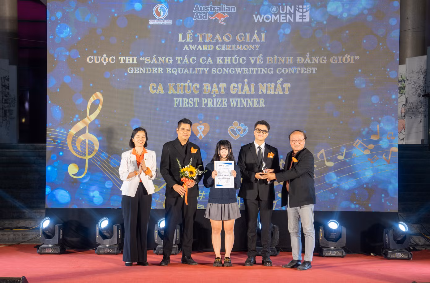 Nhóm tác giả đạt giải Nhất cuộc thi sáng tác ca khúc về bình đẳng giới. Nhóm tác giả đạt giải Nhất cuộc thi sáng tác ca khúc về bình đẳng giới.