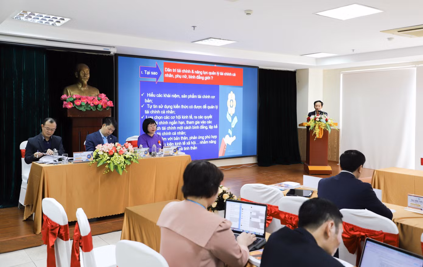 Th.S Lê Văn Hinh, Ngân hàng Nhà nước Việt Nam báo cáo đề tài “Trình độ dân trí tài chính của phụ nữ Việt Nam: Vai trò của các tác nhân xã hội hóa tài chính” tại hội thảo.