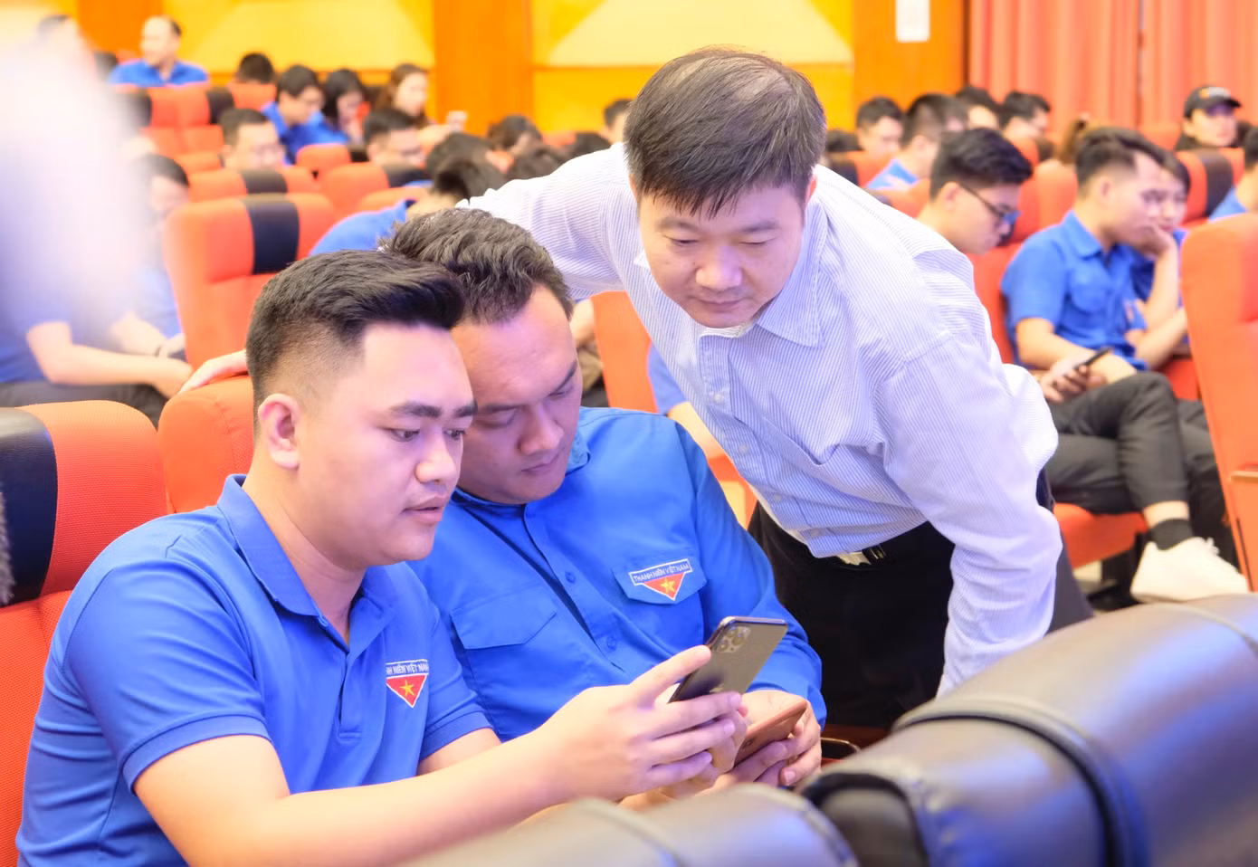 Anh Nguyễn Tường Lâm và ông Ngọ Văn Khuyến trực tiếp theo dõi cán bộ Đoàn cơ sở dự thi. Ảnh: C.Linh