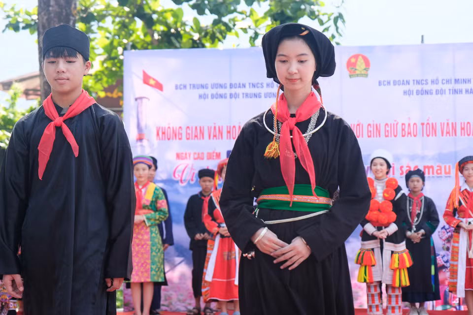 Trải qua thời gian, đồng bào dân tộc Tày ở Hà Giang vẫn lưu giữ được nhiều nét văn hóa truyền thống độc đáo, làm phong phú đời sống văn hóa tinh thần của đồng bào các dân tộc tỉnh Hà Giang. Trang phục truyền thống thường mang màu chàm, áo cánh ngắn bên trong, áo dài bên ngoài và hầu như không có họa tiết thêu thùa. Mặc dù không cầu kỳ, nhiều màu sắc, những chiếc áo chàm của người Tày giản dị thể hiện nét đẹp duyên dáng, nhẹ nhàng của người phụ nữ Tày. Nét đẹp ấy hiện nay vẫn lưu giữ được những giá trị văn hóa truyền thống đặc sắc thể hiện qua các lễ hội truyền thống và cả một kho tàng văn học về các loại truyện thần thoại, truyện cổ, truyện thơ, dân ca... đặc biệt là nghệ thuật hát then đàn tính.