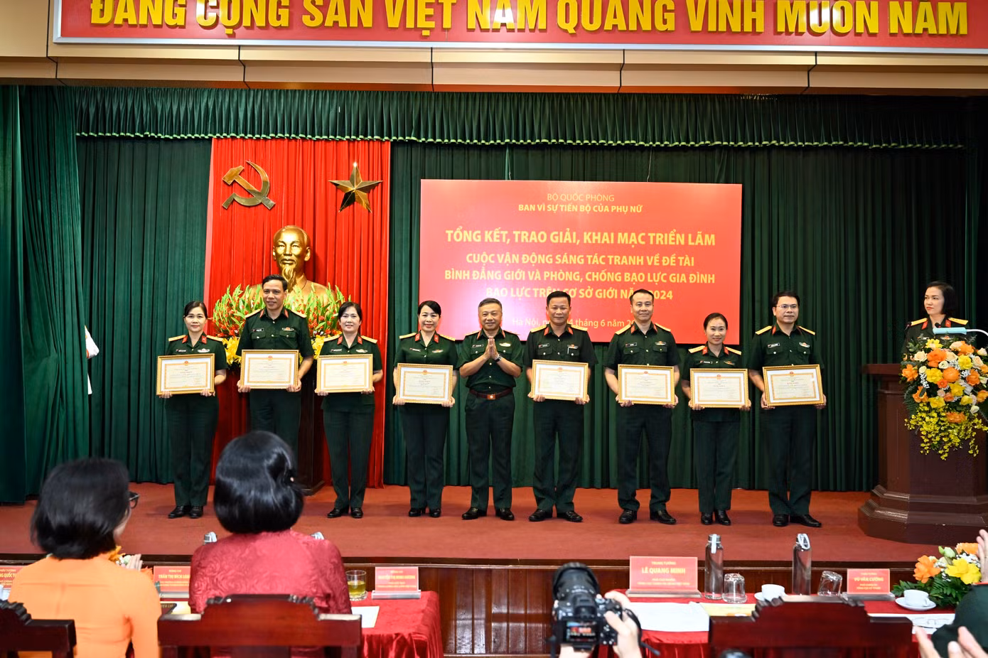 Trung tướng Lê Quang Minh - Phó Chủ nhiệm Tổng cục chính trị Quân đội nhân dân Việt Nam trao thưởng đối với tập thể, cá nhân có thành tích xuất sắc trong công tác tham mưu, phục vụ, tổ chức vận động sáng tác và triển lãm. Trung tướng Lê Quang Minh - Phó Chủ nhiệm Tổng cục chính trị Quân đội nhân dân Việt Nam trao thưởng đối với tập thể, cá nhân có thành tích xuất sắc trong công tác tham mưu, phục vụ, tổ chức vận động sáng tác và triển lãm.