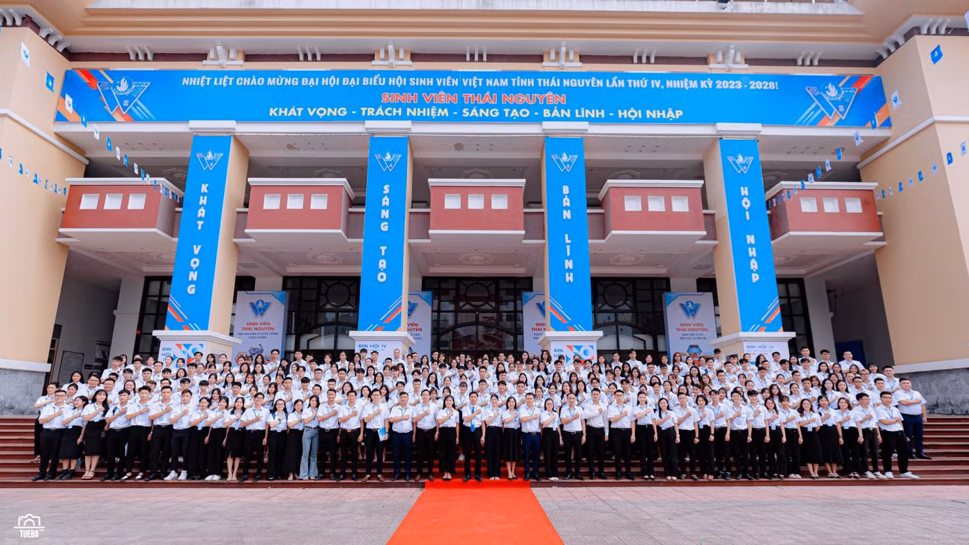 Đại biểu chụp ảnh lưu niệm.