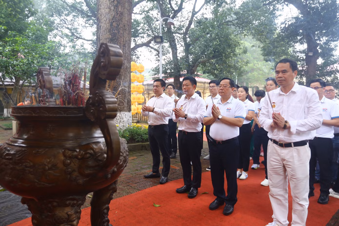 Đoàn tham quan thực hiện nghi lễ dâng hương.