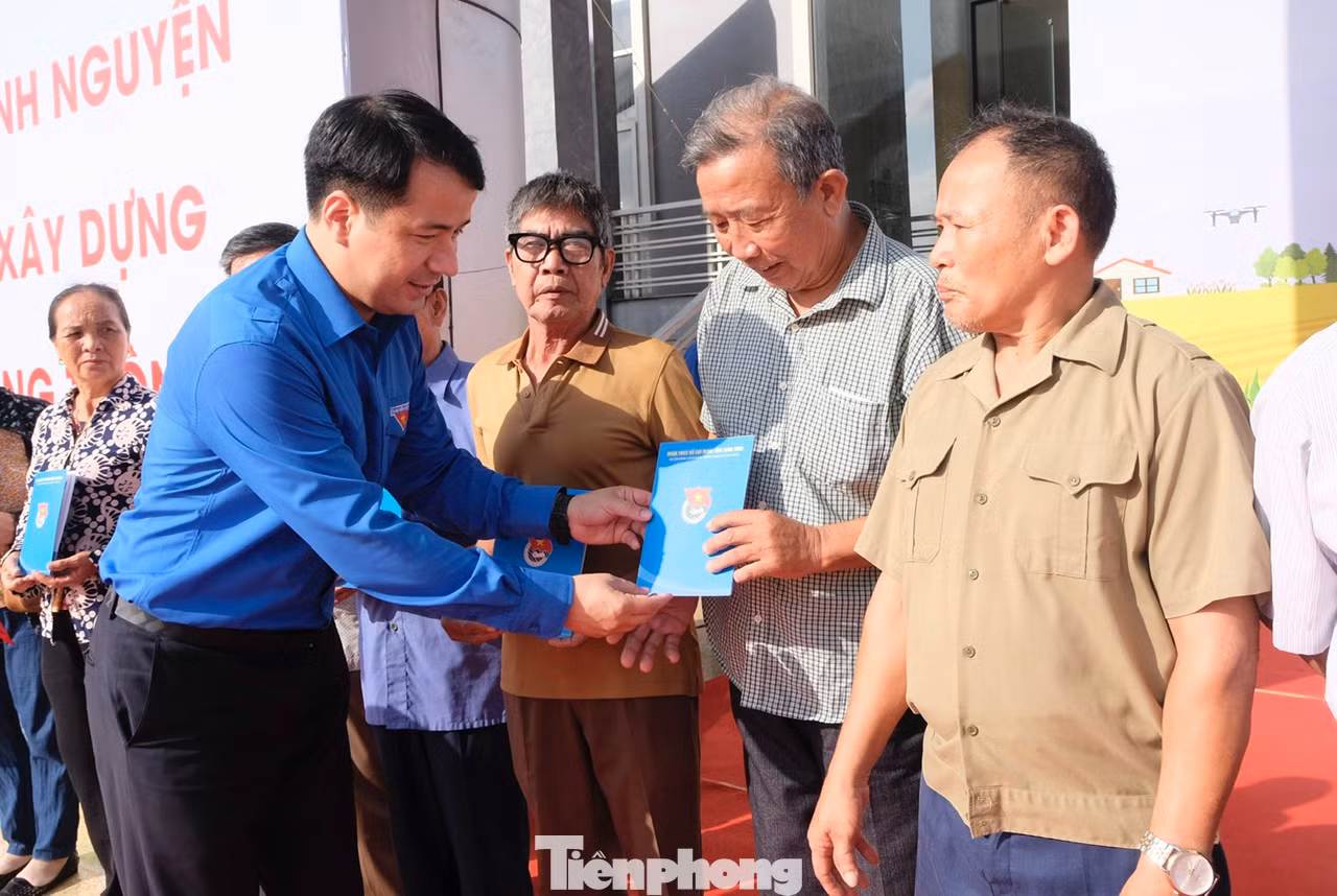 Anh Ngô Văn Cương tặng túi an sinh cho gia đình chính sách, người có công với cách mạng, 17 sổ bảo hiểm xã hội cho đối tượng khó khăn. Ảnh: C.Linh