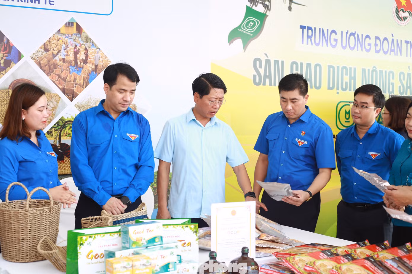 Anh Ngô Văn Cương tham quan các gian hàng của địa phương. Ảnh: C.Linh