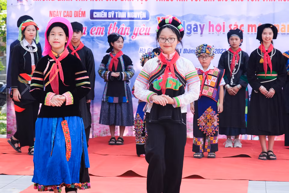 Trang phục dân tộc Phù Lá (bên phải ảnh) bao gồm: váy, áo, khăn, thắt lưng, vòng cổ, vòng tay, hoa tai và nhẫn. Trang phục của nam gồm: áo, quần, khăn đội đầu. Quần áo của người Phù Lá có màu chàm là màu chủ đạo, đồng thời, họ nhuộm sợi để thêu từ màu của các cây cỏ tự nhiên. Người Phù Lá còn có nghệ thuật trang trí hoa văn hết sức độc đáo, có sự sáng tạo kết hợp với tiếp thu tinh hoa của các tộc người anh em.