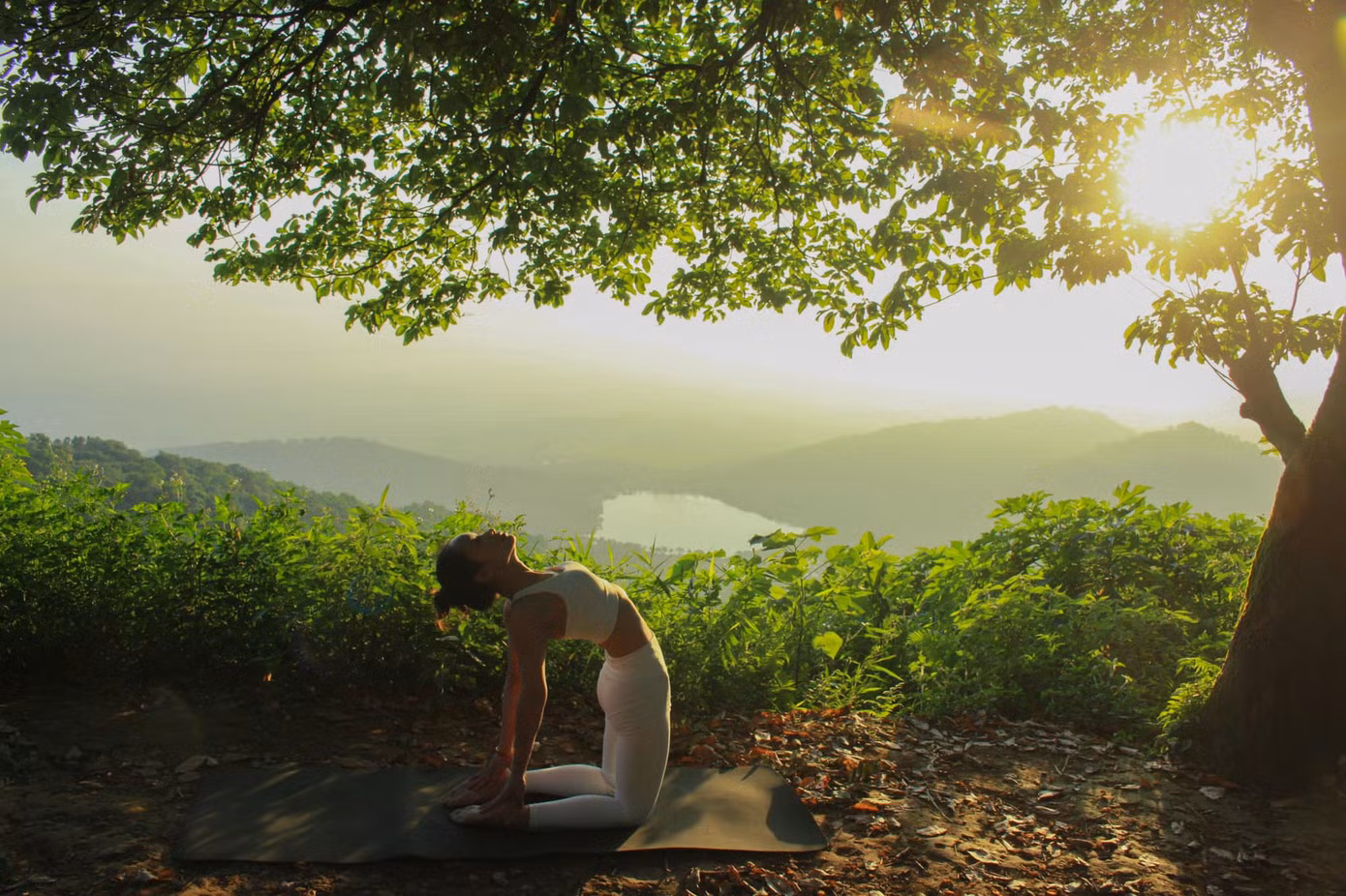 Chị Kim Bảo Ngân tự "chữa lành" khi tìm đến yoga và thực hành luyện tập ở những không gian tĩnh lặng, gần gũi với thiên nhiên. Ảnh: NVCC