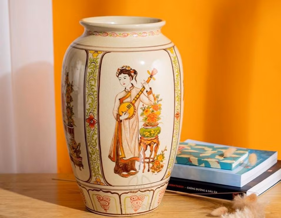 Sau nhiều năm nỗ lực, công ty đã phục dựng được hàng trăm mẫu gốm cổ, đồng thời nghiên cứu và đưa vào sản xuất nhiều dòng sản phẩm mới. Thành công đó có sự đóng góp không nhỏ của những nghệ nhân trẻ. Ảnh: Châu Linh.