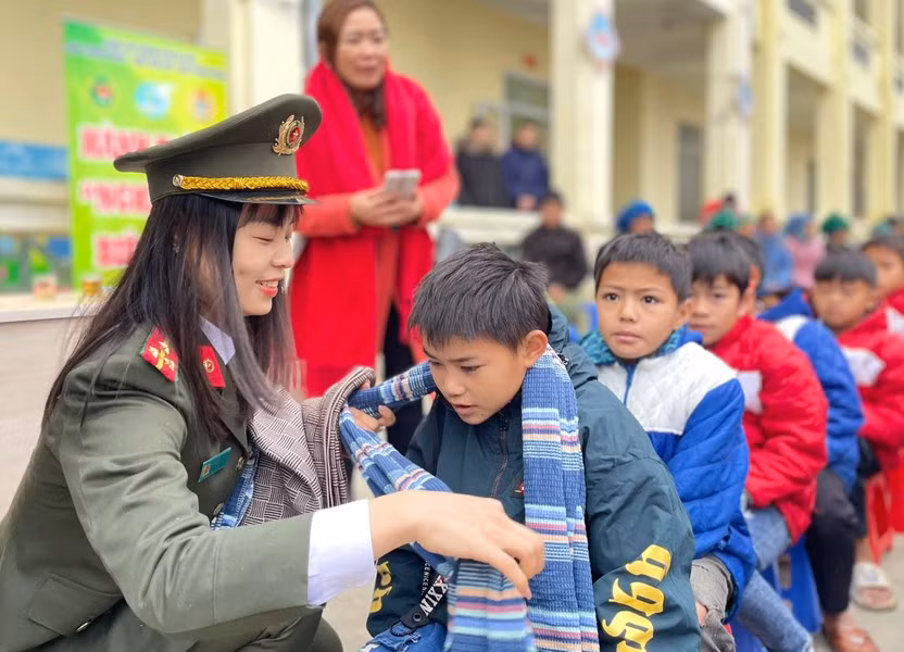 Hành trình "Nghĩa tình biên giới" là một hoạt động ý nghĩa của tuổi trẻ Công an Thủ đô. Hành trình "Nghĩa tình biên giới" là một hoạt động ý nghĩa của tuổi trẻ Công an Thủ đô.