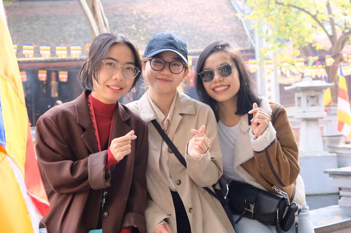 Ba cô gái đến từ Nha Trang (đều 27 tuổi, độc thân) vừa đi phượt từ Hà Giang về Hà Nội nên đã tranh thủ ghé thăm chùa Hà để tham quan và cầu tình duyên xem có hiệu nghiệm như mọi người vẫn hay chia sẻ trên mạng xã hội.