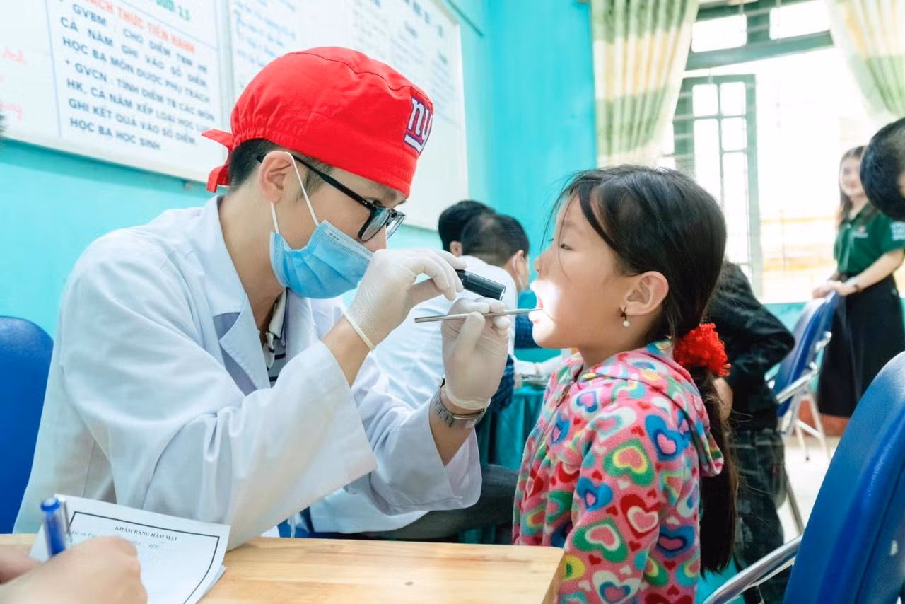 Bác sĩ trẻ Trung Nghĩa linh hoạt đổi vai trò trong từng hoàn cảnh, khi không được tới bệnh viện làm việc, anh sẽ làm thủ lĩnh Đoàn dẫn dắt đội TNV hoạt động. Bác sĩ trẻ Trung Nghĩa linh hoạt đổi vai trò trong từng hoàn cảnh, khi không được tới bệnh viện làm việc, anh sẽ làm thủ lĩnh Đoàn dẫn dắt đội TNV hoạt động.