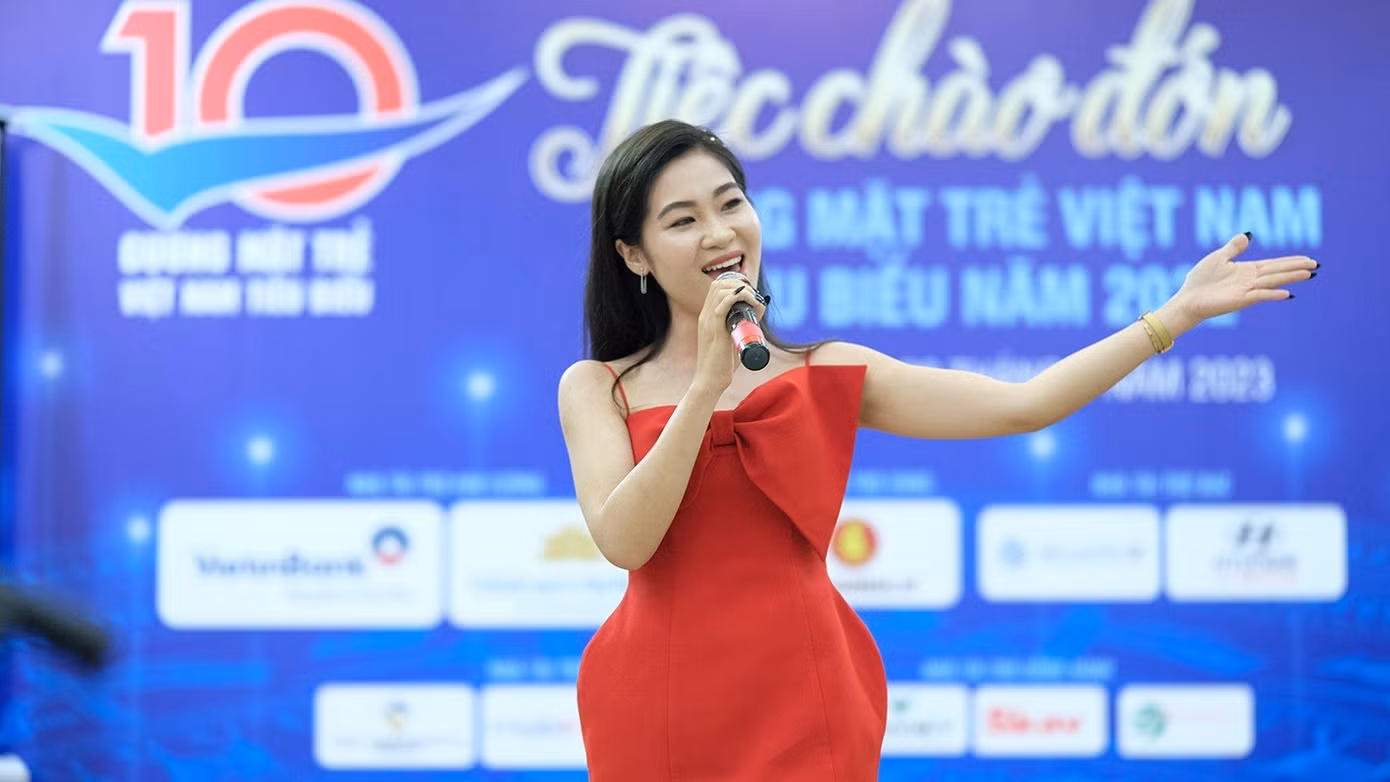 Gương mặt trẻ Việt Nam tiêu biểu Nguyễn Thị Ngọc Hà (ca sĩ Hà Myo) giao lưu tại chương trình.