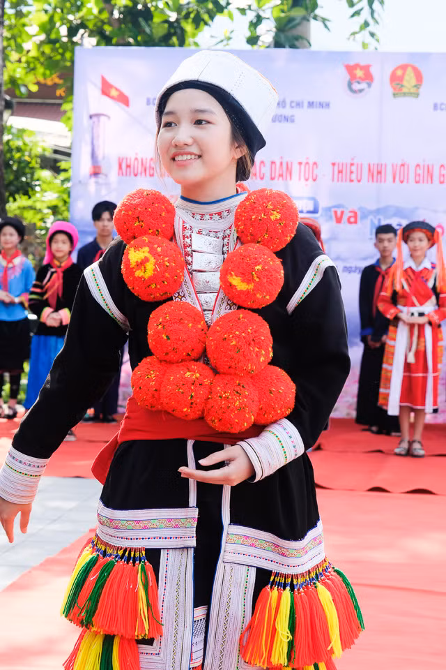 Trang phục truyền thống của người Dao đỏ gồm: Áo, yếm áo, quần, khăn vấn đầu, thắt lưng và các đồ trang sức khác đi kèm.