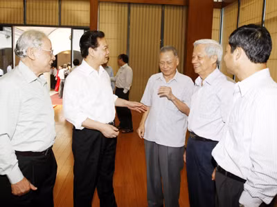 Thủ tướng và các chuyên gia kinh tế trao đổi bên lề buổi làm việc. Ảnh: TTXVN. Thủ tướng và các chuyên gia kinh tế trao đổi bên lề buổi làm việc. Ảnh: TTXVN