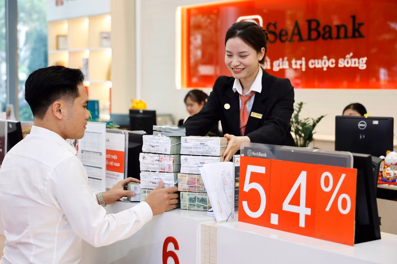 Người dân vẫn gửi tiền vào ngân hàng (ảnh: Như Ý).