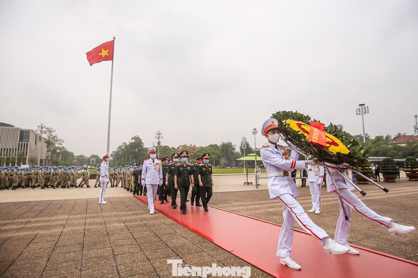 Đặt hoa và vào Lăng viếng Chủ tịch Hồ Chí Minh.