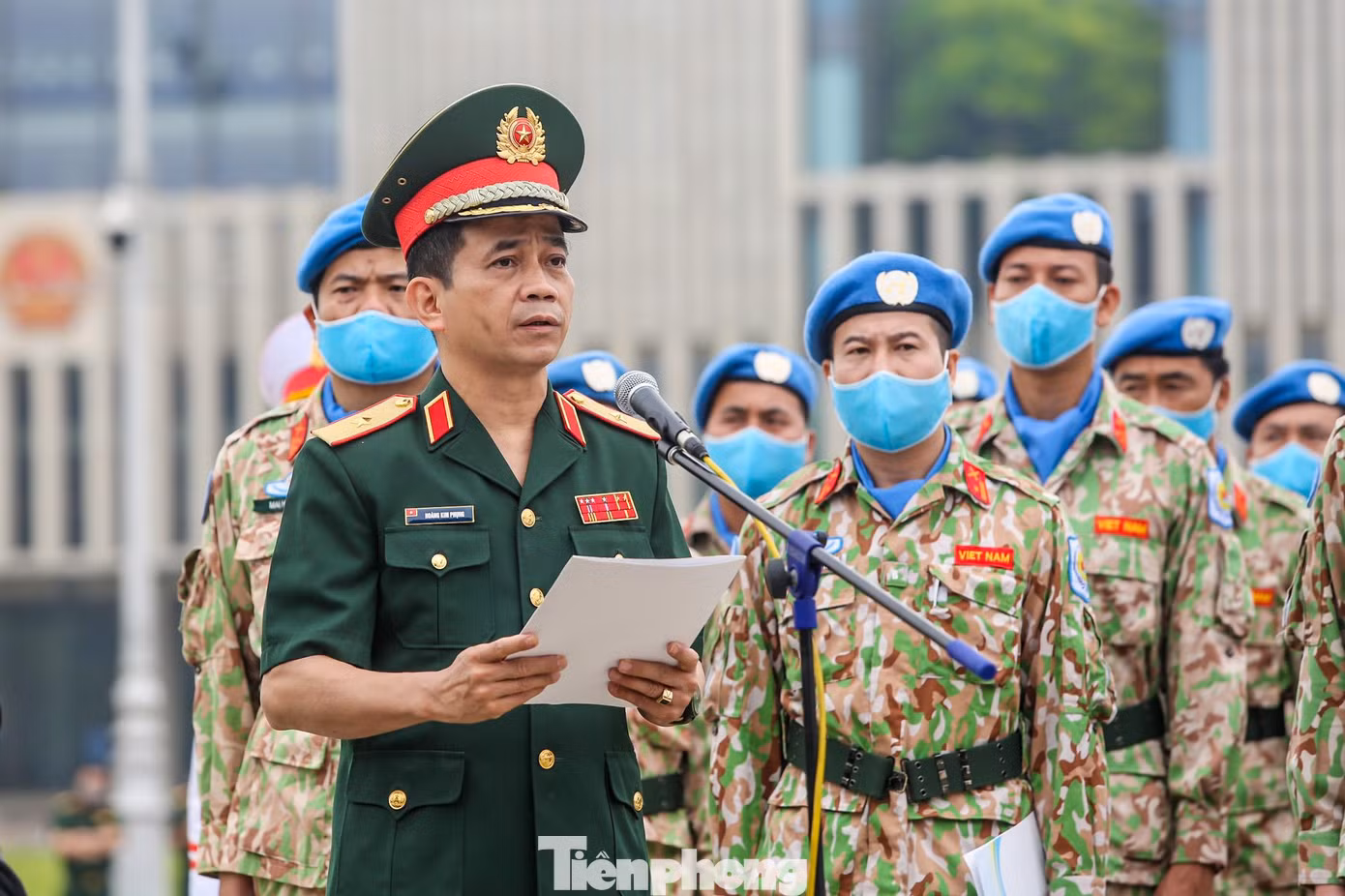 Báo cáo với Bác về kết quả của hoạt động gìn giữ hoà bình, Thiếu tướng Hoàng Kim Phụng, Cục trưởng Cục gìn giữ hoà bình Việt Nam cho biết, đến nay Việt Nam đã cử 76 lượt cán bộ sĩ quan đi thực hiện nhiệm vụ độc lập ở các vị trí Sĩ quan liên lạc, Sĩ quan tham mưu, Sĩ quan hậu cần, Sĩ quan truyền thông, Quan sát viên quân sự và 189 lượt cán bộ, nhân viên y tế trong đội hình Bệnh viện dã chiến cấp 2 tới trụ sở Liên Hợp Quốc và các Phái bộ. Lãnh đạo Liên Hợp Quốc nhiều lần gửi thư khen, thư cảm ơn tới Chính phủ Việt Nam về những đóng góp tích cực của các chiến sĩ Quân y Việt Nam cho sứ mệnh gìn giữ hoà bình. Lãnh đạo Đảng, Nhà nước tặng thưởng nhiều huân, huy chương cho tập thể, cán bộ, nhân viên, chiến sĩ gìn giữ hoà bình.