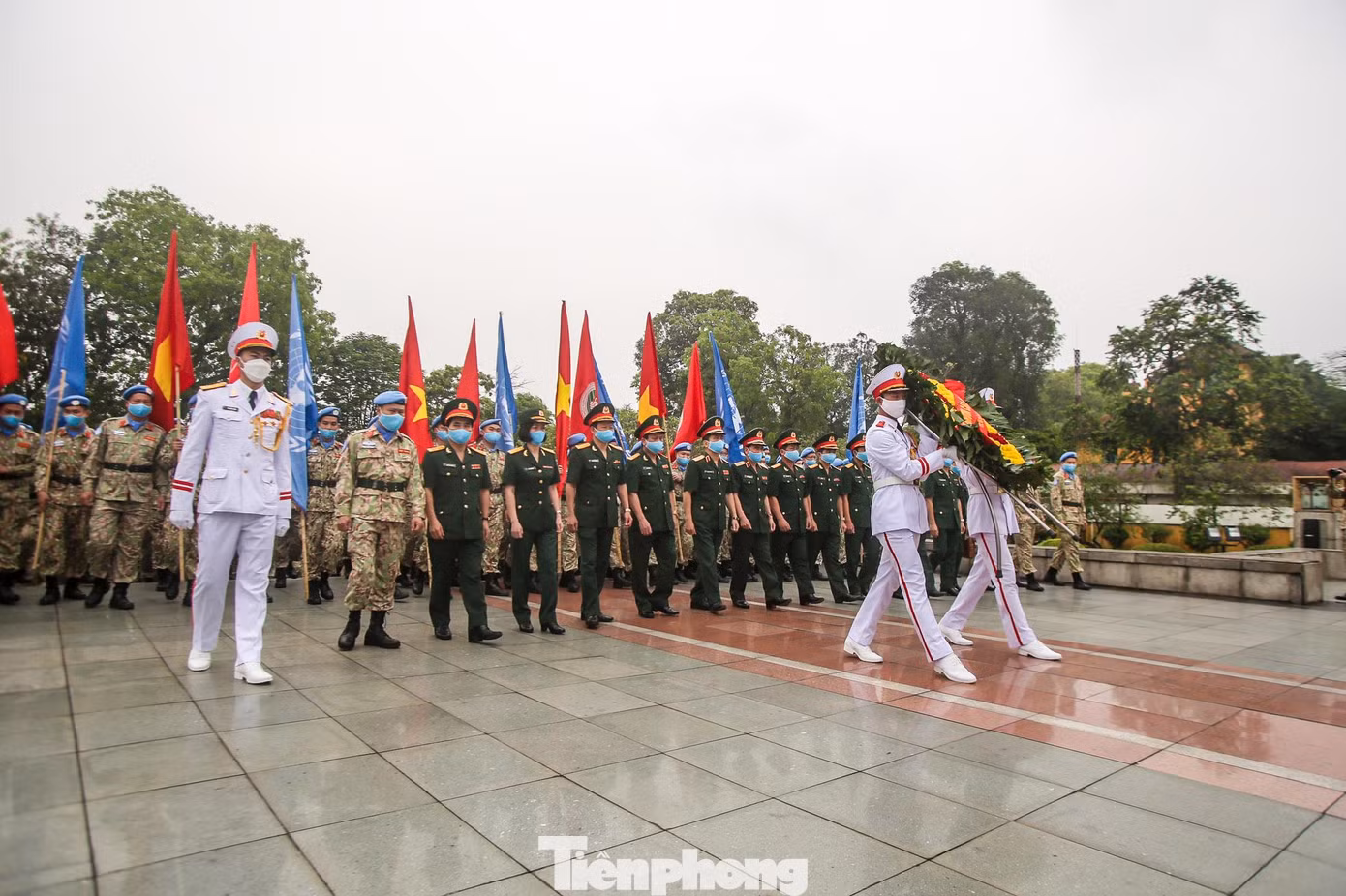 Đặt vòng hoa, tưởng niệm các Anh hùng liệt sĩ tại Đài tưởng niệm Bắc Sơn.