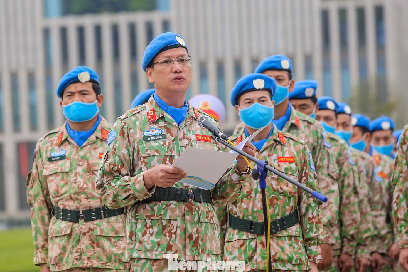 Trung tá Vũ Minh Dương, bác sĩ quân y Bệnh viện dã chiến cấp 2 số 4 cho biết, anh cùng đơn vị sẽ lên đường thực hiện nhiệm vụ tại Cộng Hòa Nam Sudan, một đất nước châu Phi xa xôi. "Chúng cháu nhận thức được rằng, nhiệm vụ của Bệnh viện không chỉ là chăm sóc và bảo vệ sức khỏe cho các lực lượng tại các phái bộ của Liên Hợp Quốc, mà còn thể hiện trách nhiệm và sự chung tay góp sức của nhân dân Việt Nam đối với sứ mệnh gìn giữ hoà bình của nhân loại. Năm xưa, vâng lời Bác, các thế hệ cha anh đã xẻ dọc Trường Sơn đi cứu nước. Nay, vâng lời Bác, chúng cháu sẽ tiếp bước cha anh, lên đường hướng tới mọi vùng đất bên ngoài quốc gia lãnh thổ Việt Nam, đem sức trẻ, trí tuệ, lòng nhiệt huyết, tinh thần yêu chuộng hòa bình của dân tộc ta đến với bạn bè quốc tế; đó cũng là để góp phần bảo vệ vững chắc Tổ quốc Việt Nam xã hội chủ nghĩa từ sớm, từ xa", Trung tá Vũ Minh Dương hứa với Bác.
