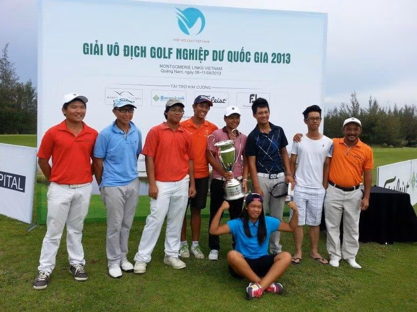 Vũ Nguyễn (thứ 3 từ trái sang) cùng các vận động viên của đội tuyển golf Hà Nội tại giải vô địch golf nghiệp dư Quốc gia 2013.