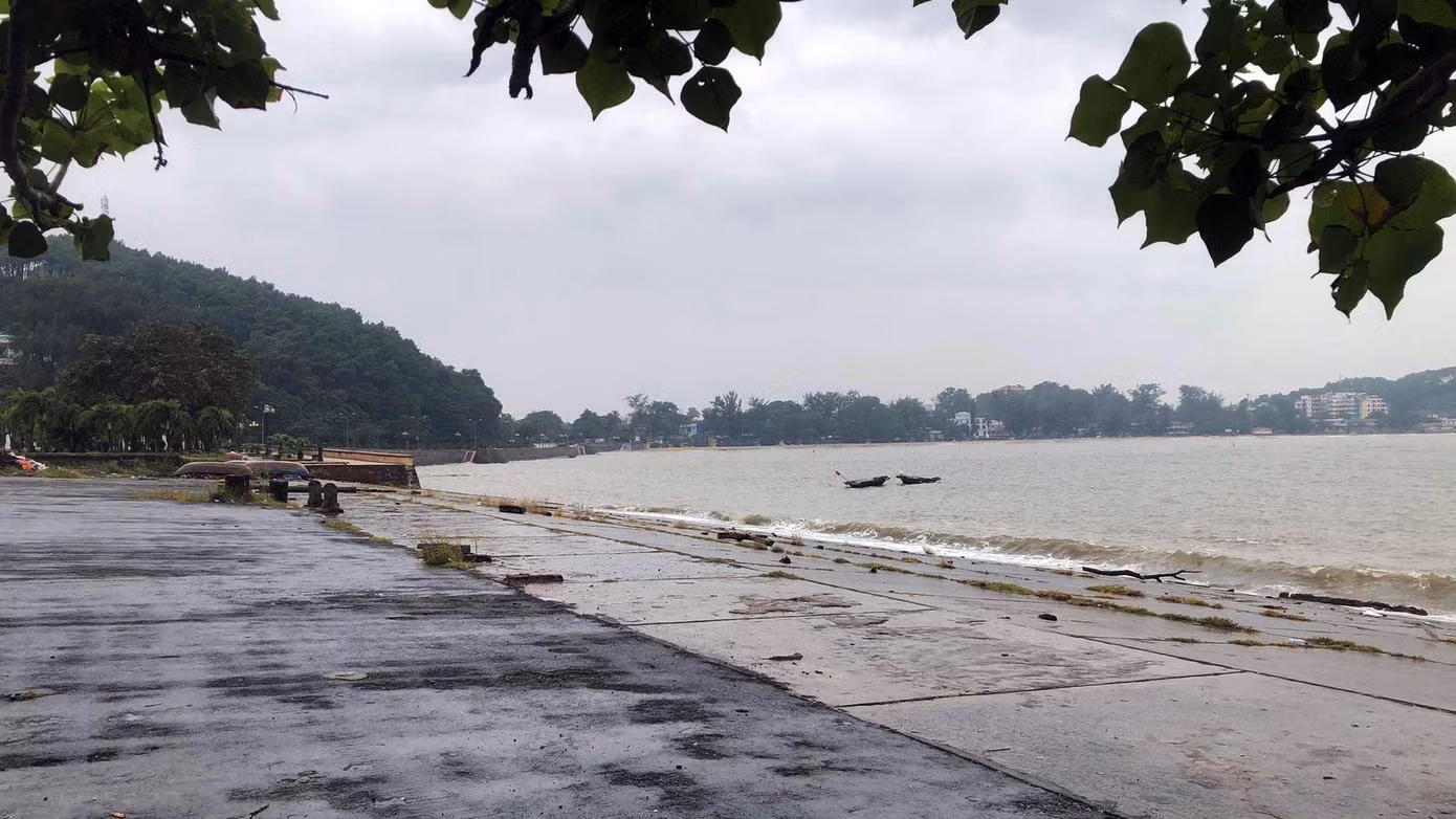 Di tích lịch sử Bến Nghiêng thuộc phường Vạn Hương (quận Đồ Sơn, TP Hải Phòng), là nơi đoàn quân thất trận cuối cùng của thực dân Pháp rút khỏi Việt Nam. Thời gian gần đây, di tích lịch sử này có dấu hiệu xuống cấp, hư hỏng.