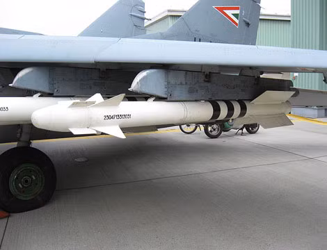 Trong nhiệm vụ tiêu diệt mục tiêu trên không, Su-30MK2V có khả năng mang 6 tên lửa không đối không. Trong ảnh là tên lửa đối không dẫn đường tầm nhiệt Vympel R-73 có tầm bắn 20km, tốc độ hành trình gấp 2,5 lần vận tốc siêu thanh