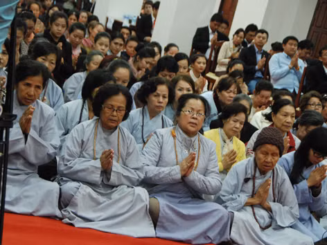 Các Phật tử tụ hội trước Lễ cầu siêu