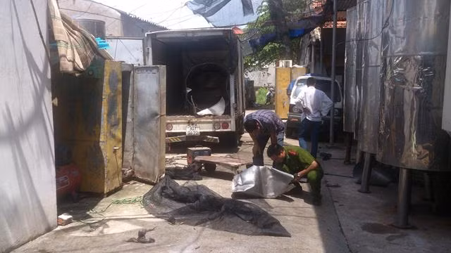 Chiếc xe tải chở bia bị nổ thùng khiến nạn nhân Thọ tử vong. Ảnh: Tuấn Nguyễn