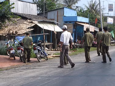 Việc kiểm tra gắt gao, kiểm soát chặt chẽ khiến tình trạng mua bán dâm ở Vĩnh Quy giảm hẳn. 