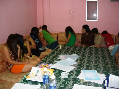 Gái mại dâm bị các cơ quan liên ngành bắt quả tang