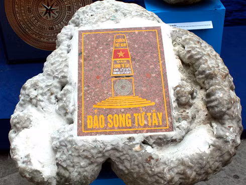 Đá chủ quyền Song Tử Tây do Hải quân vùng 4 trao tặng được trưng bày tại ngày hội