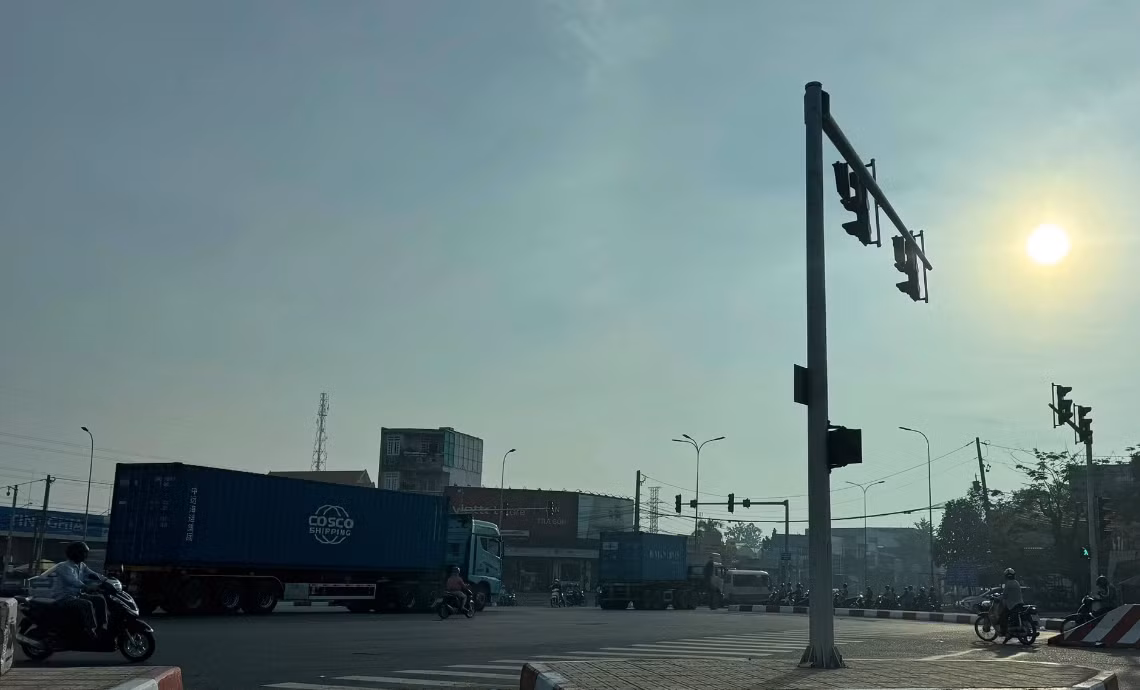 Nút giao cổng 11 hiện nay đang xảy ra tình trạng xe lưu thông qua lại đông, dễ ùn ứ vào giờ cao điểm.