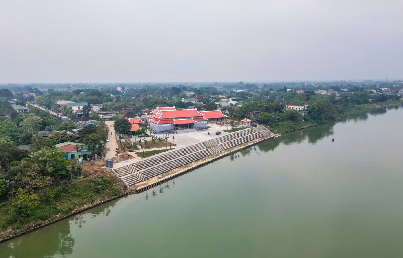 Di tích Khu lưu niệm Tổng Bí thư Lê Duẩn nằm bên bờ sông Thạch Hãn, trên địa phận thôn Hậu Kiên, xã Triệu Thành, huyện Triệu Phong (Quảng Trị). Di tích Khu lưu niệm Tổng Bí thư Lê Duẩn nằm bên bờ sông Thạch Hãn, trên địa phận thôn Hậu Kiên, xã Triệu Thành, huyện Triệu Phong (Quảng Trị).